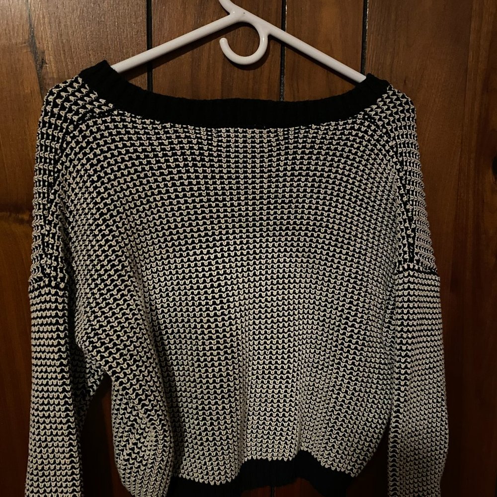 Forever 21 Cropped Sweater - Size S - Black and White - Picture 3 of 4